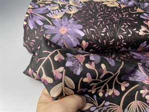 Fastvævet jacquard - blomster i lilla nuancer på mørk bund 